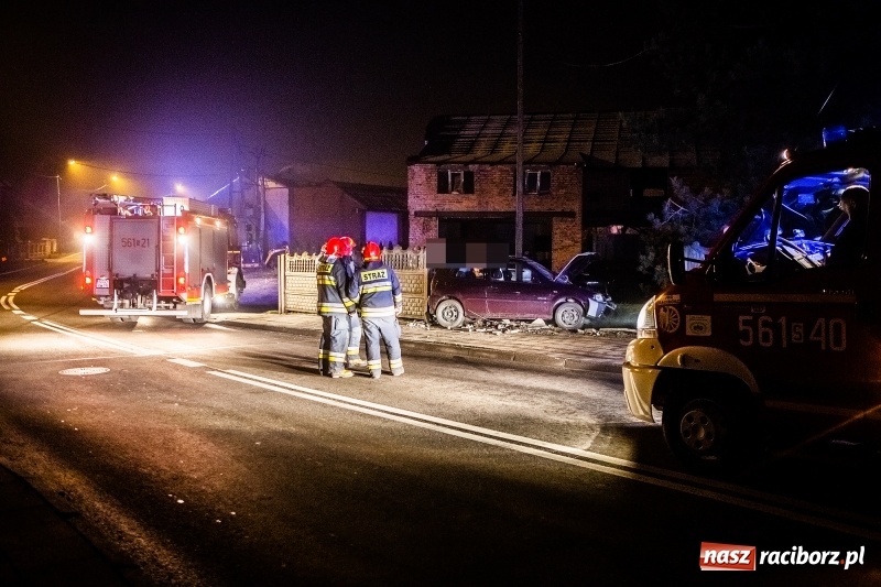 Zdjęcie w galerii na portalu naszraciborz.pl: Polo staranowało ogrodzenie na Hulczyńskiej  wiadomości z regionu
