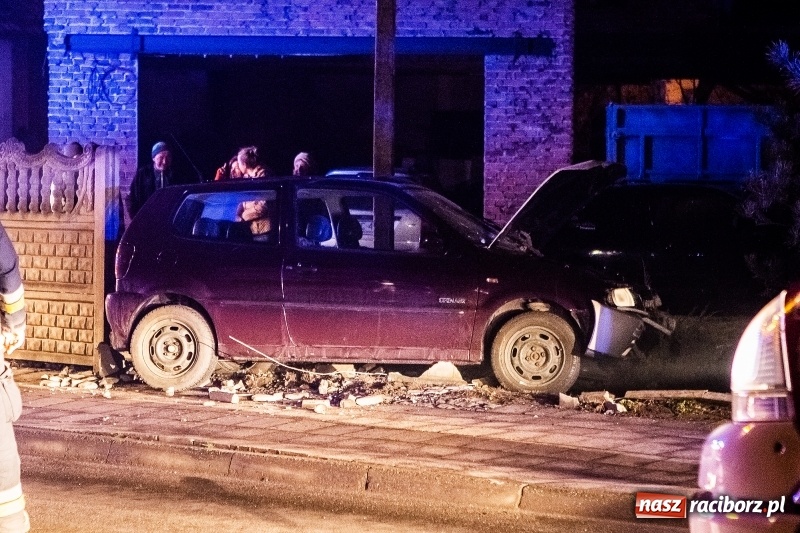 Zdjęcie w galerii na portalu naszraciborz.pl: Polo staranowało ogrodzenie na Hulczyńskiej  wiadomości z regionu