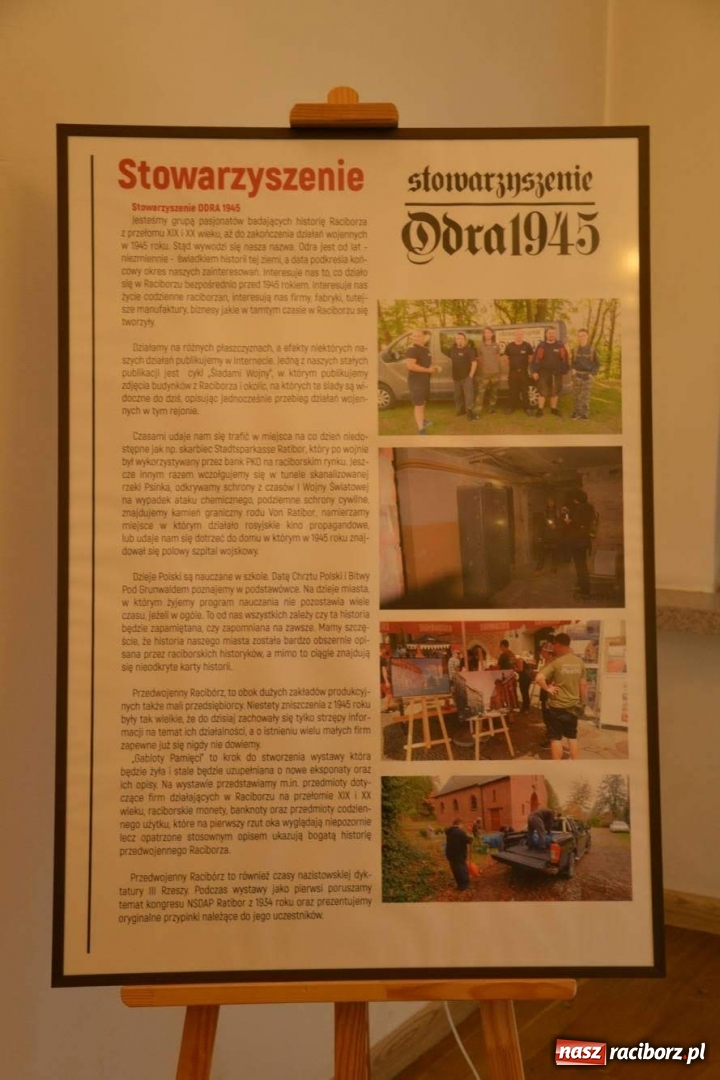 Zdjęcie w galerii na portalu naszraciborz.pl: Gabloty pamięci. Nowa wystawa na zamku od Stowarzyszenia ODRA 1945  wiadomości z regionu