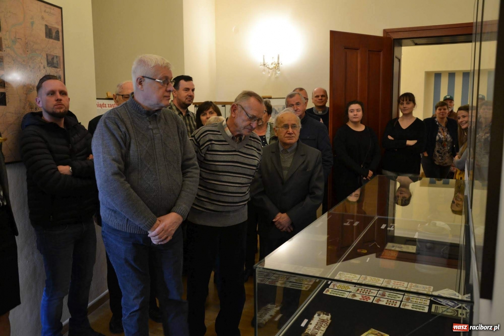 Zdjęcie w galerii na portalu naszraciborz.pl: Gabloty pamięci. Nowa wystawa na zamku od Stowarzyszenia ODRA 1945  wiadomości z regionu