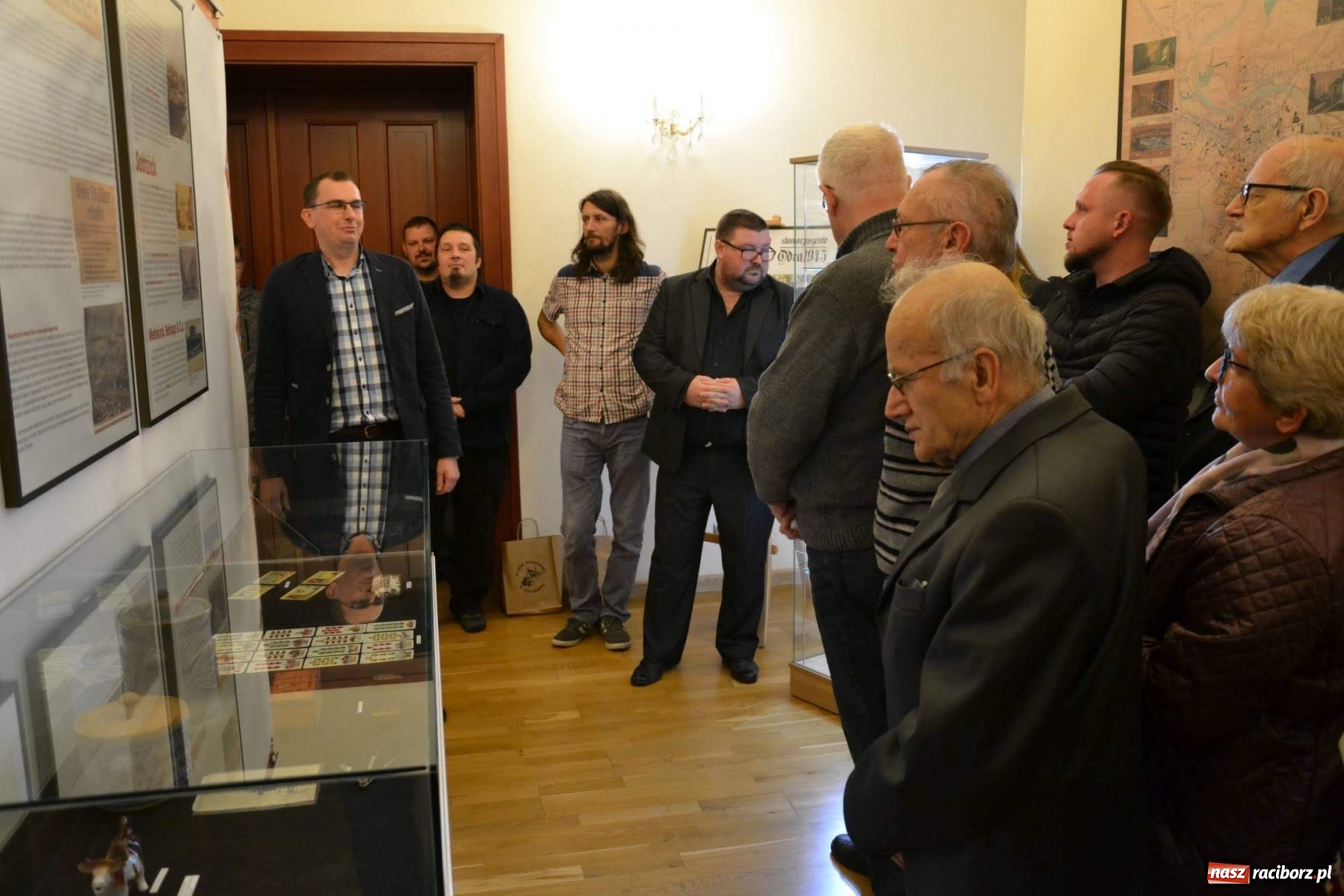 Zdjęcie w galerii na portalu naszraciborz.pl: Gabloty pamięci. Nowa wystawa na zamku od Stowarzyszenia ODRA 1945  wiadomości z regionu