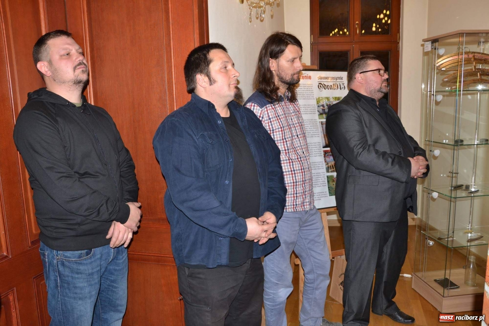 Zdjęcie w galerii na portalu naszraciborz.pl: Gabloty pamięci. Nowa wystawa na zamku od Stowarzyszenia ODRA 1945  wiadomości z regionu