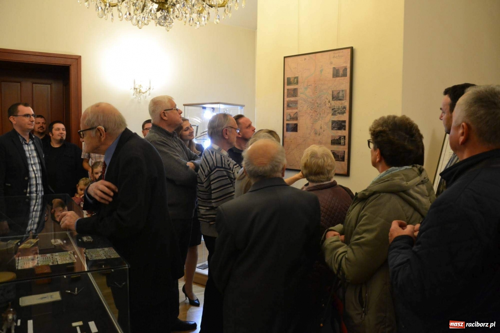 Zdjęcie w galerii na portalu naszraciborz.pl: Gabloty pamięci. Nowa wystawa na zamku od Stowarzyszenia ODRA 1945  wiadomości z regionu