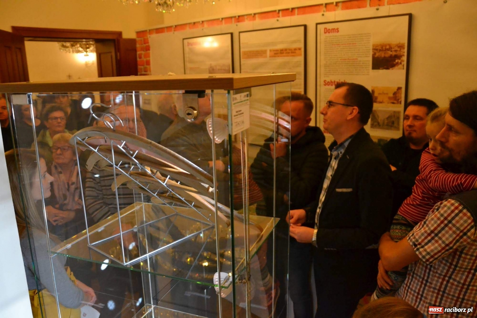 Zdjęcie w galerii na portalu naszraciborz.pl: Gabloty pamięci. Nowa wystawa na zamku od Stowarzyszenia ODRA 1945  wiadomości z regionu