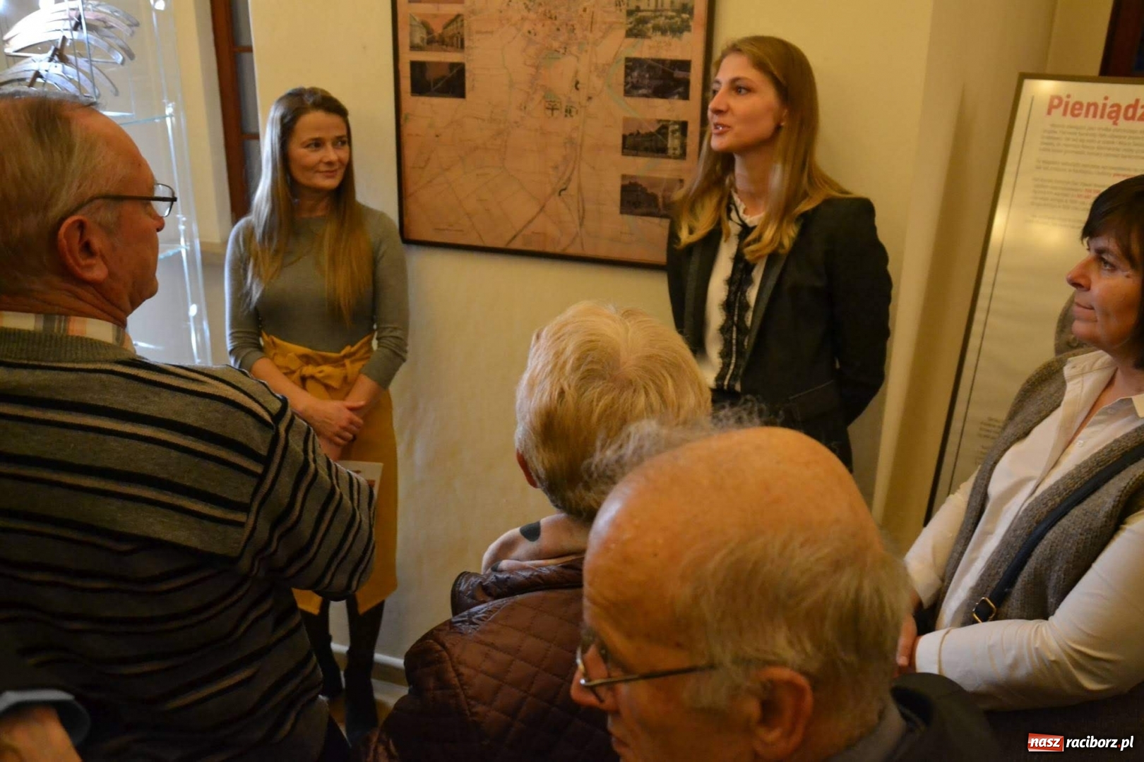 Zdjęcie w galerii na portalu naszraciborz.pl: Gabloty pamięci. Nowa wystawa na zamku od Stowarzyszenia ODRA 1945  wiadomości z regionu