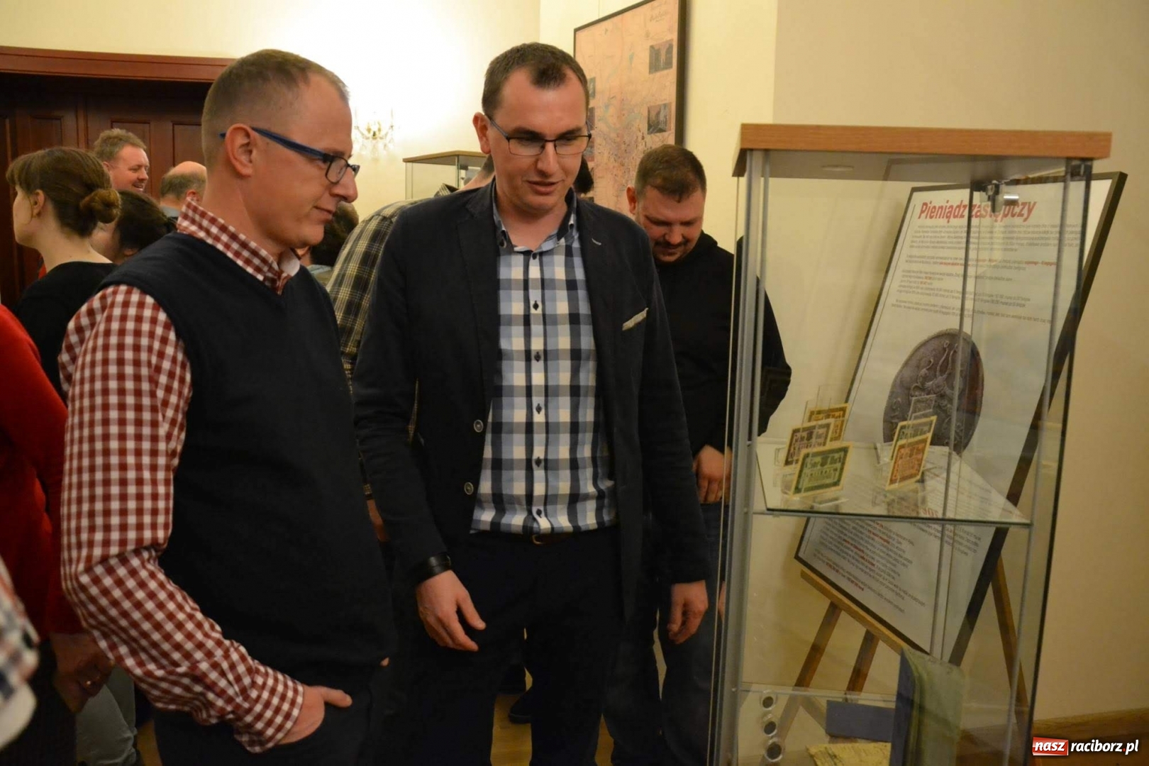 Zdjęcie w galerii na portalu naszraciborz.pl: Gabloty pamięci. Nowa wystawa na zamku od Stowarzyszenia ODRA 1945  wiadomości z regionu