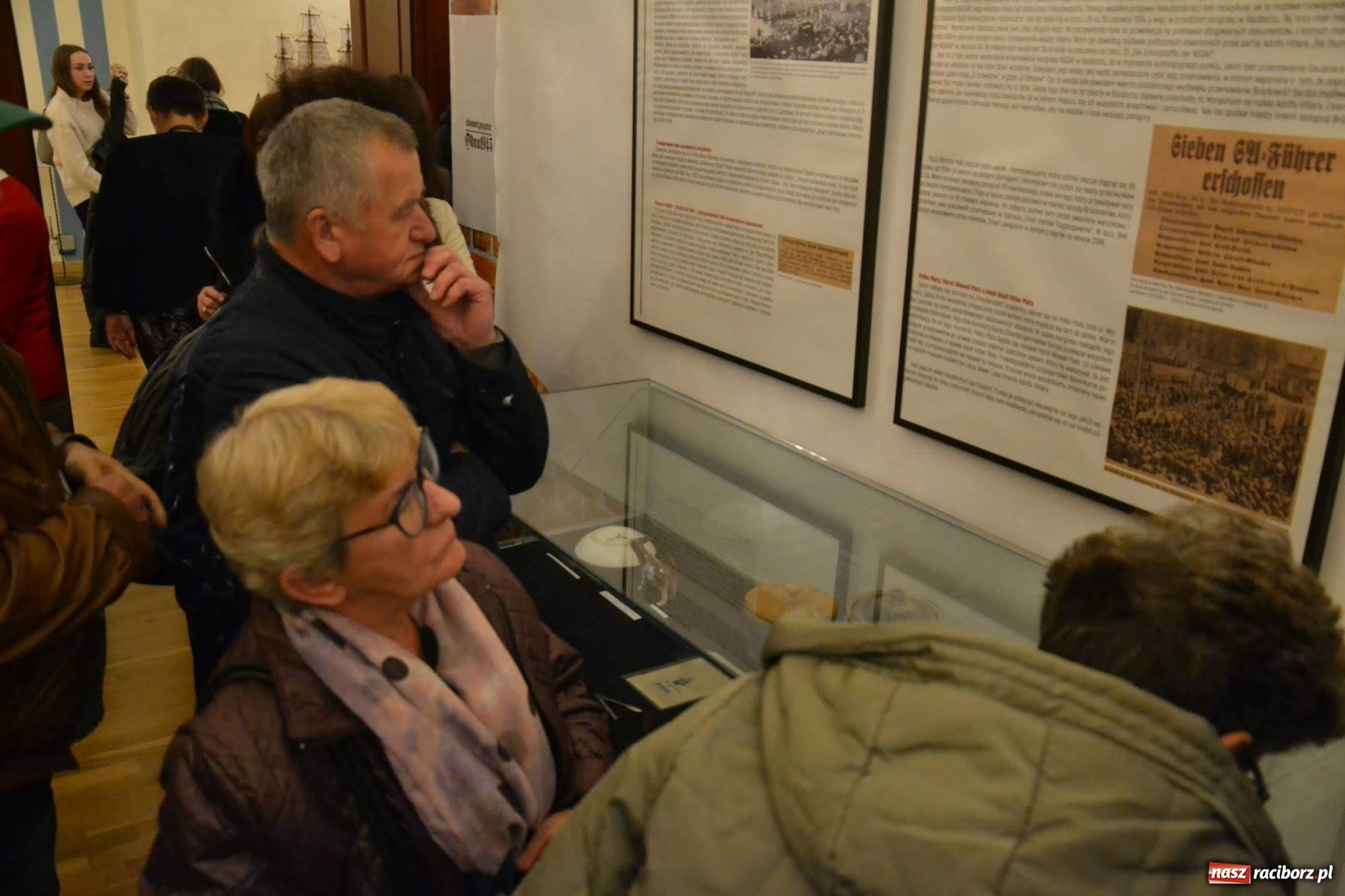 Zdjęcie w galerii na portalu naszraciborz.pl: Gabloty pamięci. Nowa wystawa na zamku od Stowarzyszenia ODRA 1945  wiadomości z regionu