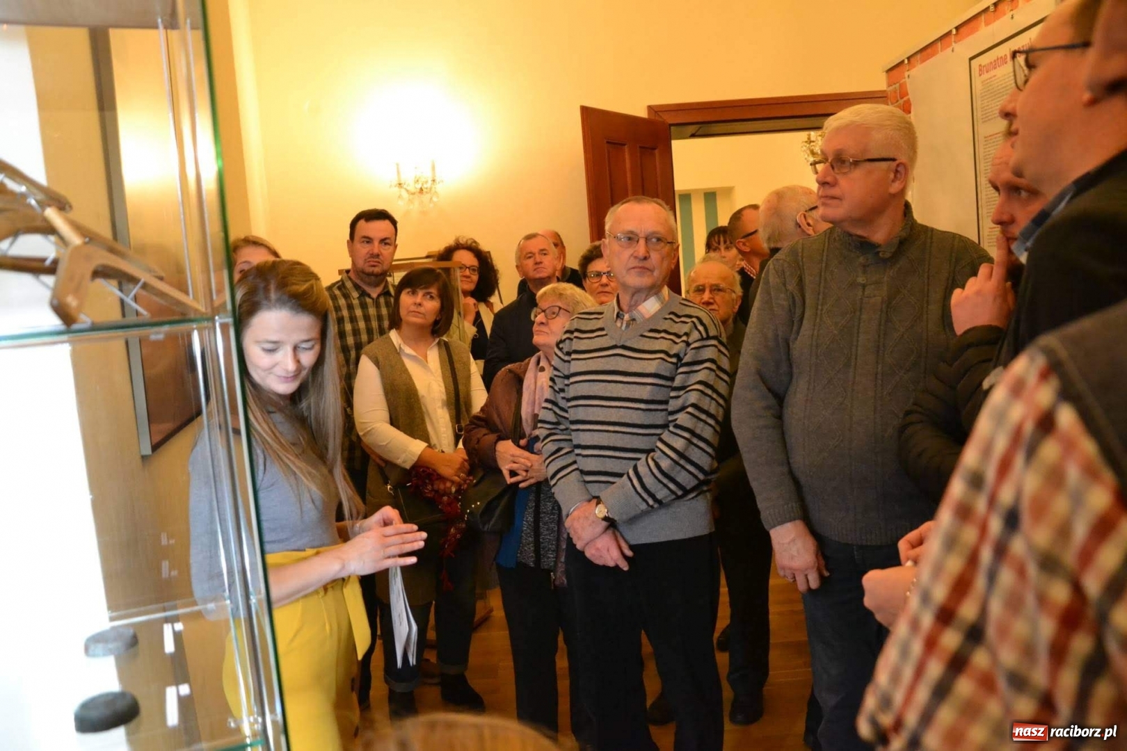 Zdjęcie w galerii na portalu naszraciborz.pl: Gabloty pamięci. Nowa wystawa na zamku od Stowarzyszenia ODRA 1945  wiadomości z regionu