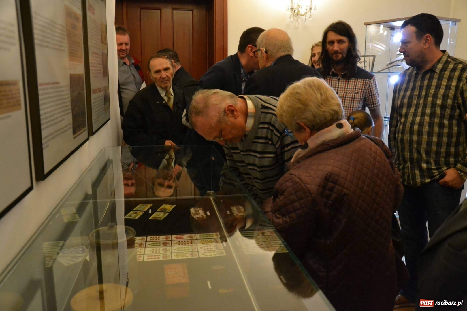 Zdjęcie w galerii na portalu naszraciborz.pl: Gabloty pamięci. Nowa wystawa na zamku od Stowarzyszenia ODRA 1945  wiadomości z regionu
