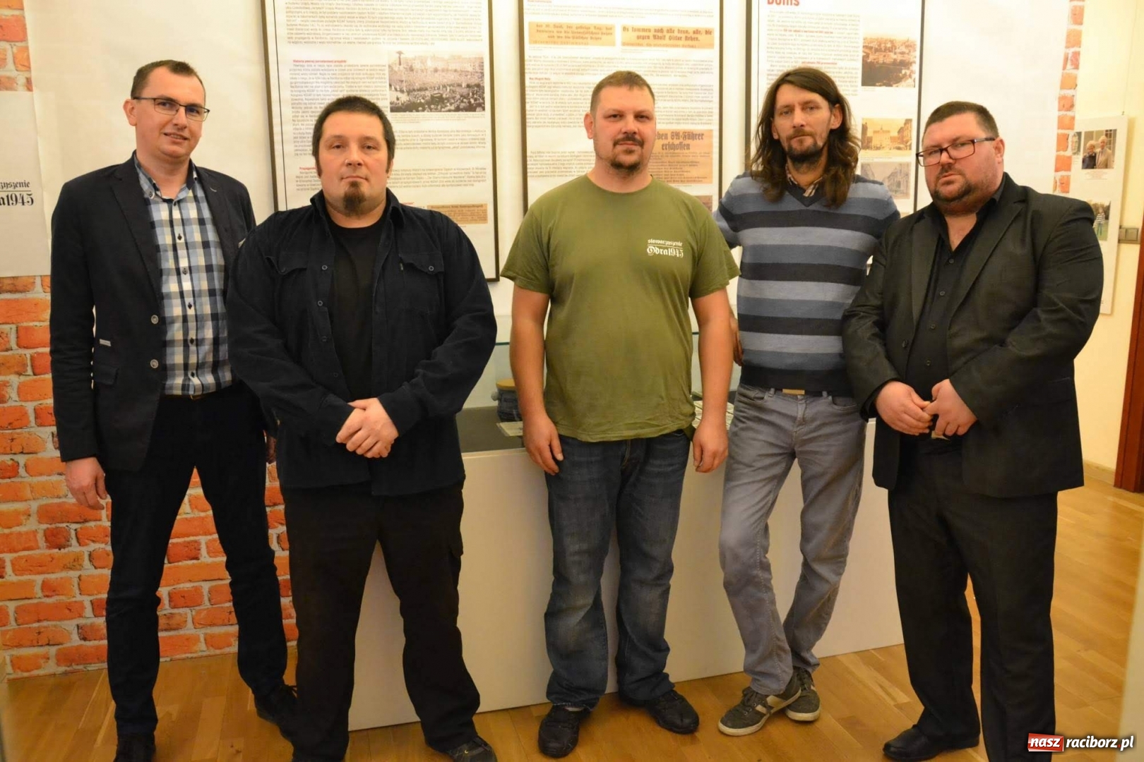 Zdjęcie w galerii na portalu naszraciborz.pl: Gabloty pamięci. Nowa wystawa na zamku od Stowarzyszenia ODRA 1945  wiadomości z regionu