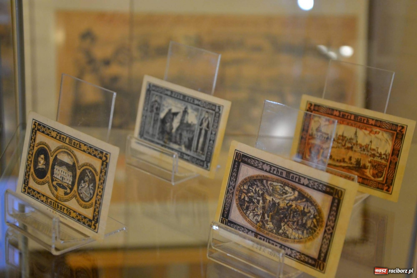 Zdjęcie w galerii na portalu naszraciborz.pl: Gabloty pamięci. Nowa wystawa na zamku od Stowarzyszenia ODRA 1945  wiadomości z regionu