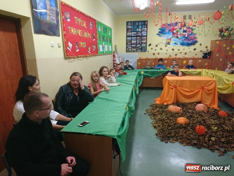 Zdjęcie w galerii na portalu naszraciborz.pl: Thanksgiving Day – dzień kultury amerykańskiej w pietrowickiej szkole wiadomości z regionu