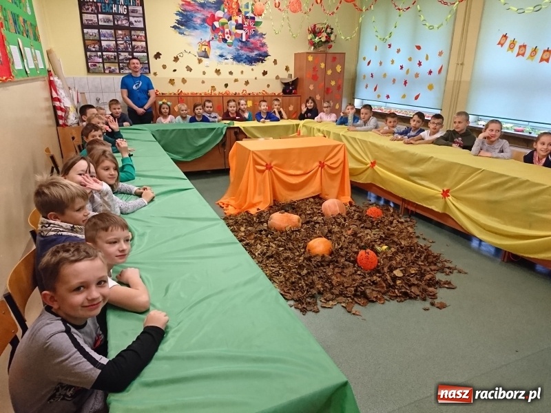 Zdjęcie w galerii na portalu naszraciborz.pl: Thanksgiving Day – dzień kultury amerykańskiej w pietrowickiej szkole wiadomości z regionu