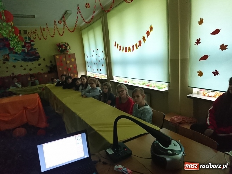 Zdjęcie w galerii na portalu naszraciborz.pl: Thanksgiving Day – dzień kultury amerykańskiej w pietrowickiej szkole wiadomości z regionu