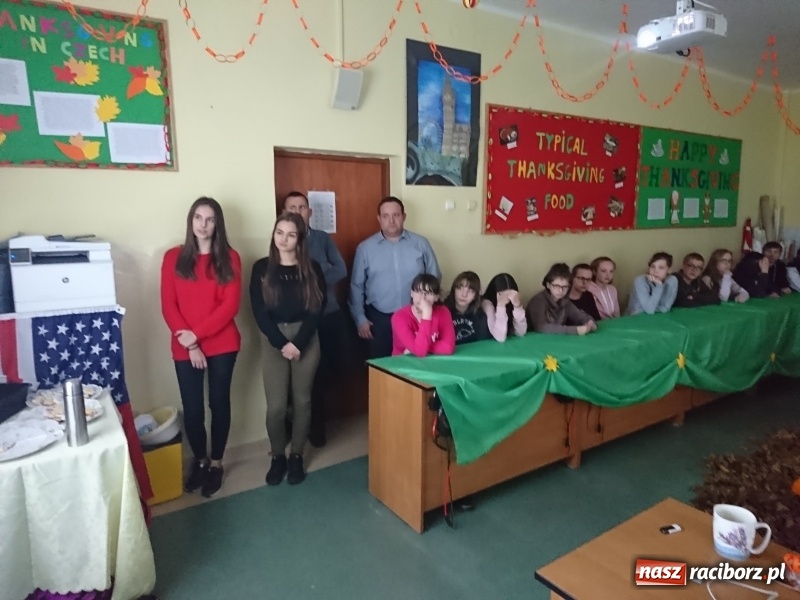 Zdjęcie w galerii na portalu naszraciborz.pl: Thanksgiving Day – dzień kultury amerykańskiej w pietrowickiej szkole wiadomości z regionu