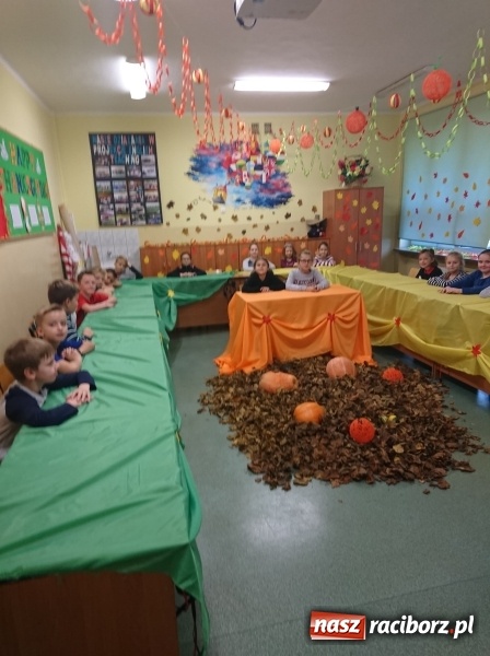 Zdjęcie w galerii na portalu naszraciborz.pl: Thanksgiving Day – dzień kultury amerykańskiej w pietrowickiej szkole wiadomości z regionu