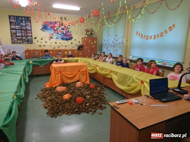 Zdjęcie w galerii na portalu naszraciborz.pl: Thanksgiving Day – dzień kultury amerykańskiej w pietrowickiej szkole wiadomości z regionu