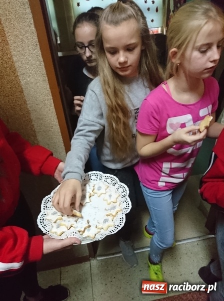 Zdjęcie w galerii na portalu naszraciborz.pl: Thanksgiving Day – dzień kultury amerykańskiej w pietrowickiej szkole wiadomości z regionu