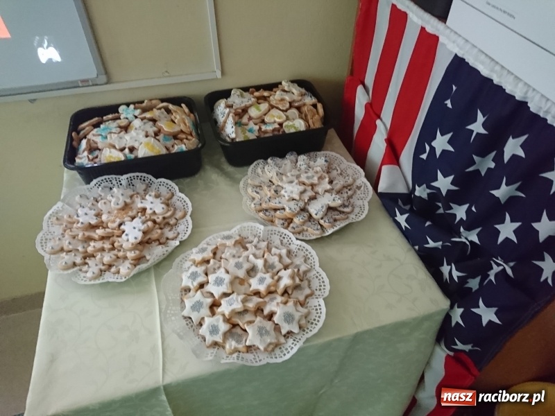 Zdjęcie w galerii na portalu naszraciborz.pl: Thanksgiving Day – dzień kultury amerykańskiej w pietrowickiej szkole wiadomości z regionu