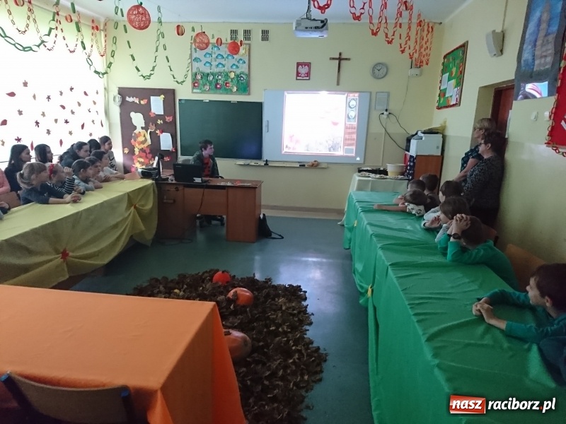 Zdjęcie w galerii na portalu naszraciborz.pl: Thanksgiving Day – dzień kultury amerykańskiej w pietrowickiej szkole wiadomości z regionu