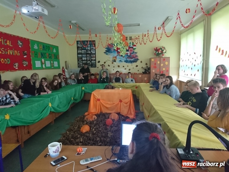 Zdjęcie w galerii na portalu naszraciborz.pl: Thanksgiving Day – dzień kultury amerykańskiej w pietrowickiej szkole wiadomości z regionu