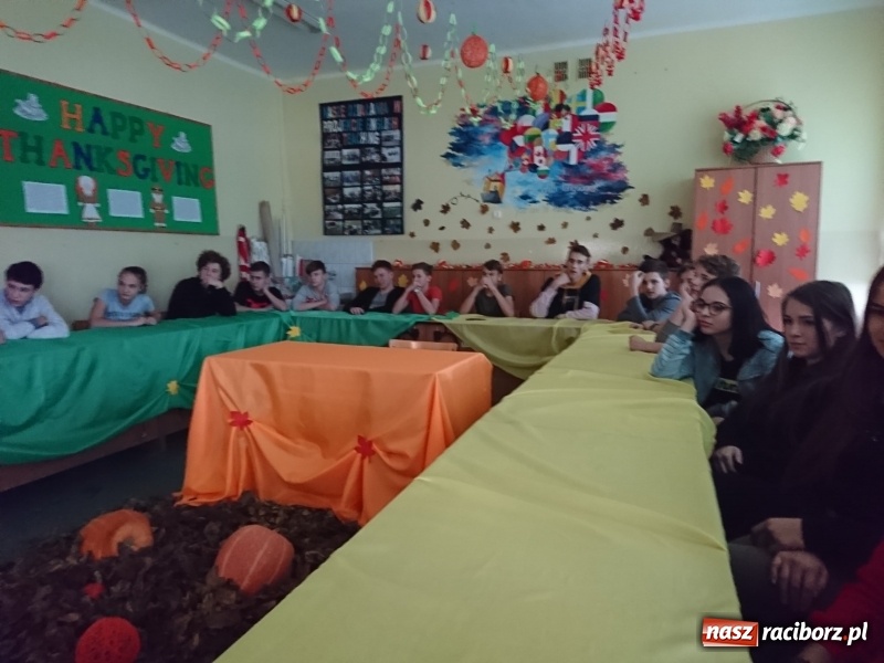 Zdjęcie w galerii na portalu naszraciborz.pl: Thanksgiving Day – dzień kultury amerykańskiej w pietrowickiej szkole wiadomości z regionu