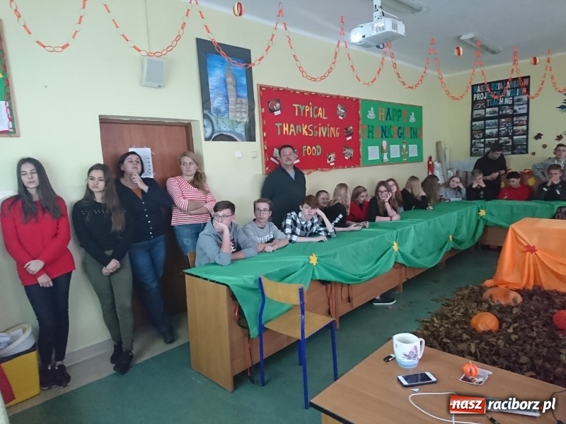 Zdjęcie w galerii na portalu naszraciborz.pl: Thanksgiving Day – dzień kultury amerykańskiej w pietrowickiej szkole wiadomości z regionu