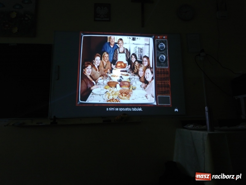 Zdjęcie w galerii na portalu naszraciborz.pl: Thanksgiving Day – dzień kultury amerykańskiej w pietrowickiej szkole wiadomości z regionu