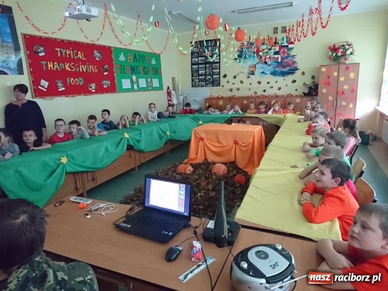 Zdjęcie w galerii na portalu naszraciborz.pl: Thanksgiving Day – dzień kultury amerykańskiej w pietrowickiej szkole wiadomości z regionu