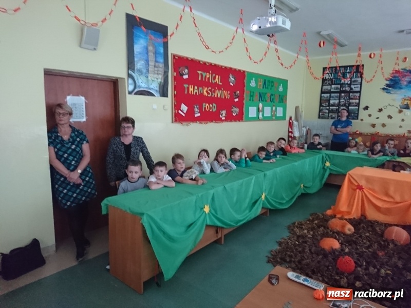 Zdjęcie w galerii na portalu naszraciborz.pl: Thanksgiving Day – dzień kultury amerykańskiej w pietrowickiej szkole wiadomości z regionu