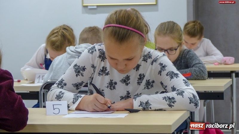 Zdjęcie w galerii na portalu naszraciborz.pl: Powiatowy Konkurs Pięknego Pisania Zostań Mistrzem kaligrafii wiadomości z regionu