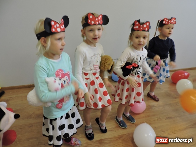 Zdjęcie w galerii na portalu naszraciborz.pl: 90 lat Myszki Miki w nowej sali Przedszkola nr 16 w Raciborzu-Brzeziu wiadomości z regionu