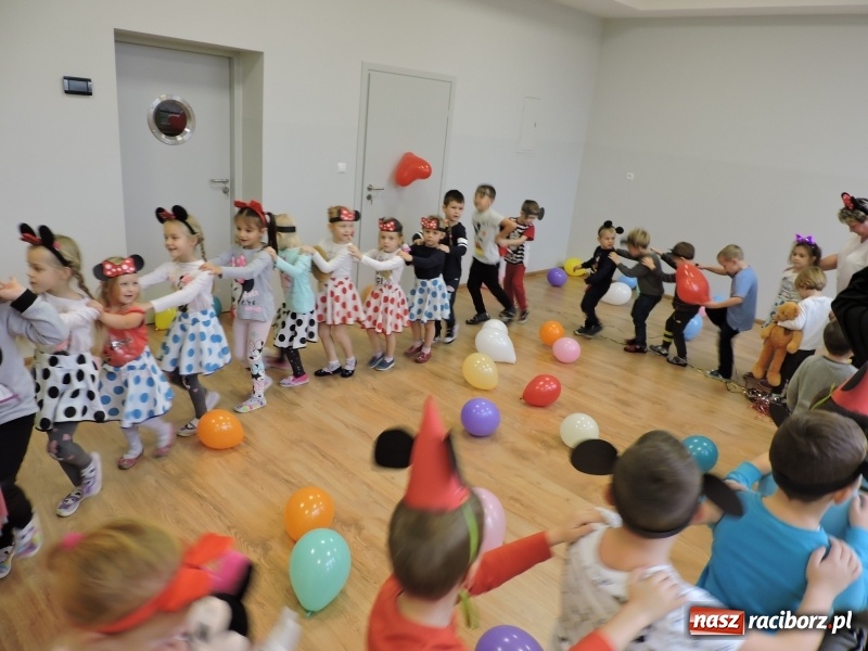 Zdjęcie w galerii na portalu naszraciborz.pl: 90 lat Myszki Miki w nowej sali Przedszkola nr 16 w Raciborzu-Brzeziu wiadomości z regionu