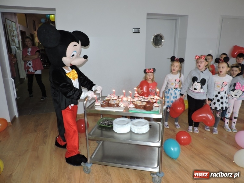 Zdjęcie w galerii na portalu naszraciborz.pl: 90 lat Myszki Miki w nowej sali Przedszkola nr 16 w Raciborzu-Brzeziu wiadomości z regionu