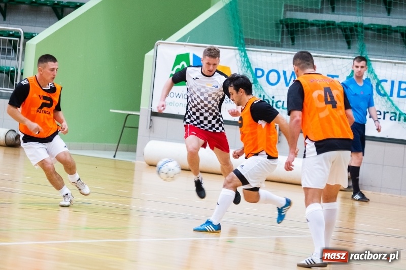 Zdjęcie w galerii na portalu naszraciborz.pl: Piątkowy wieczór z Halową Ligą Piłki Nożnej wiadomości z regionu