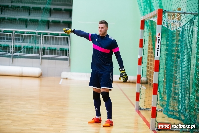 Zdjęcie w galerii na portalu naszraciborz.pl: Piątkowy wieczór z Halową Ligą Piłki Nożnej wiadomości z regionu