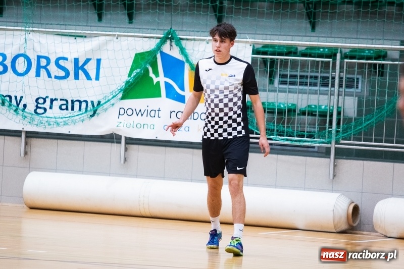 Zdjęcie w galerii na portalu naszraciborz.pl: Piątkowy wieczór z Halową Ligą Piłki Nożnej wiadomości z regionu