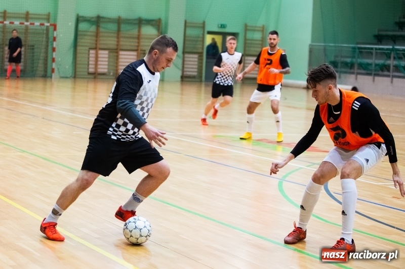 Zdjęcie w galerii na portalu naszraciborz.pl: Piątkowy wieczór z Halową Ligą Piłki Nożnej wiadomości z regionu