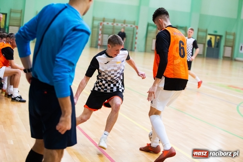 Zdjęcie w galerii na portalu naszraciborz.pl: Piątkowy wieczór z Halową Ligą Piłki Nożnej wiadomości z regionu
