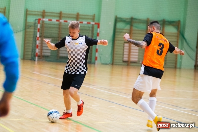 Zdjęcie w galerii na portalu naszraciborz.pl: Piątkowy wieczór z Halową Ligą Piłki Nożnej wiadomości z regionu
