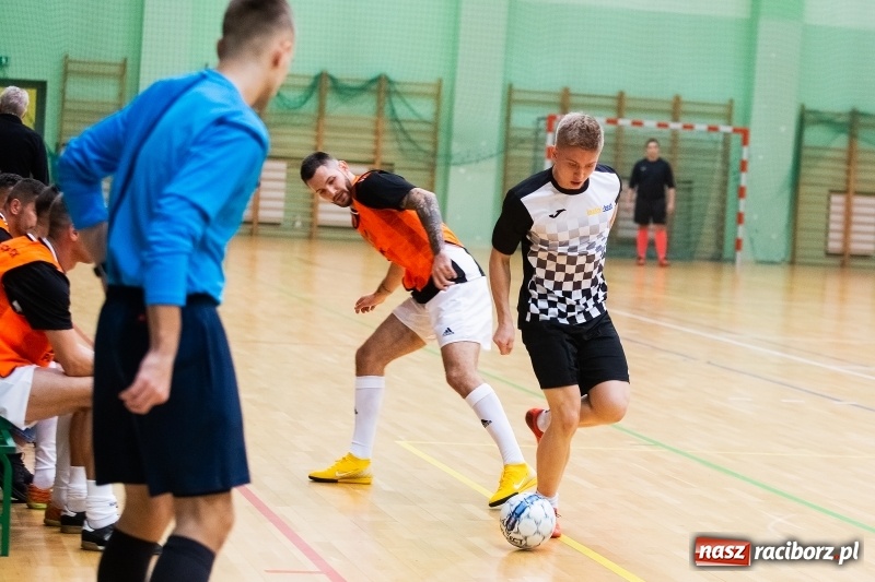Zdjęcie w galerii na portalu naszraciborz.pl: Piątkowy wieczór z Halową Ligą Piłki Nożnej wiadomości z regionu