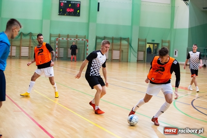 Zdjęcie w galerii na portalu naszraciborz.pl: Piątkowy wieczór z Halową Ligą Piłki Nożnej wiadomości z regionu