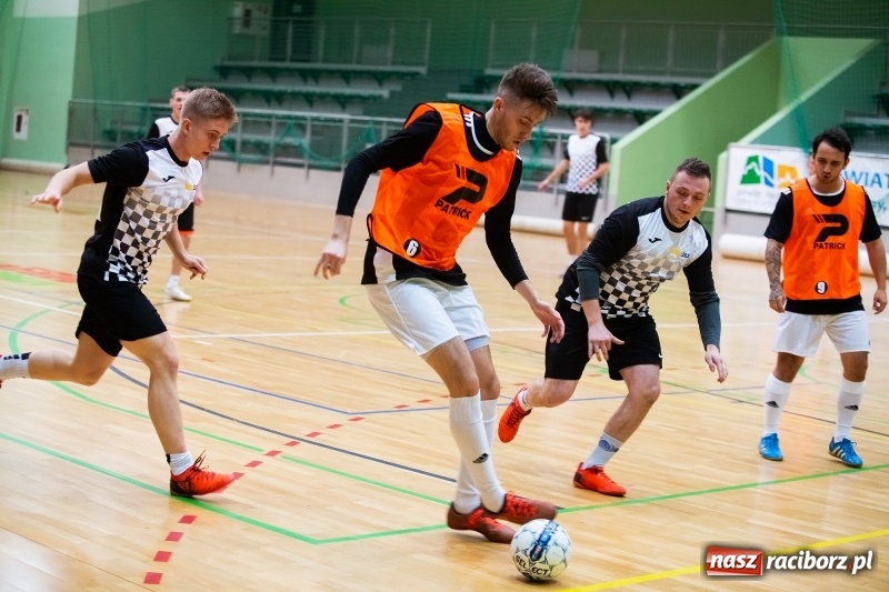 Zdjęcie w galerii na portalu naszraciborz.pl: Piątkowy wieczór z Halową Ligą Piłki Nożnej wiadomości z regionu