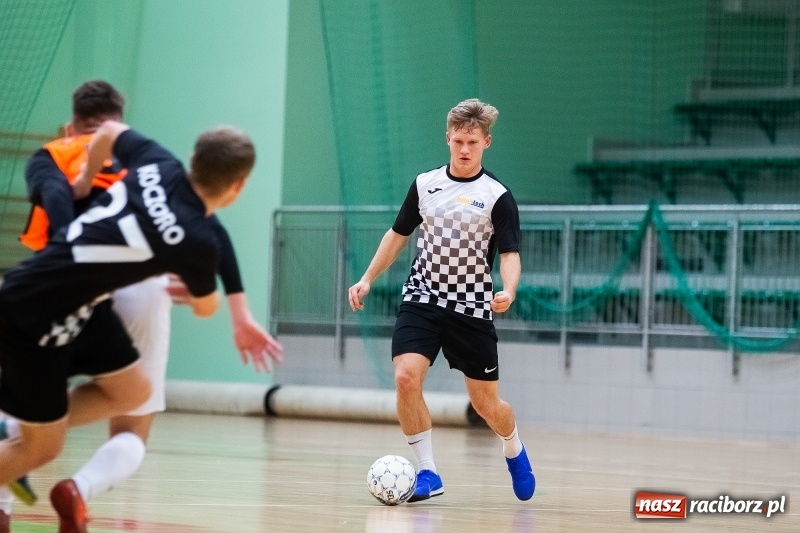Zdjęcie w galerii na portalu naszraciborz.pl: Piątkowy wieczór z Halową Ligą Piłki Nożnej wiadomości z regionu