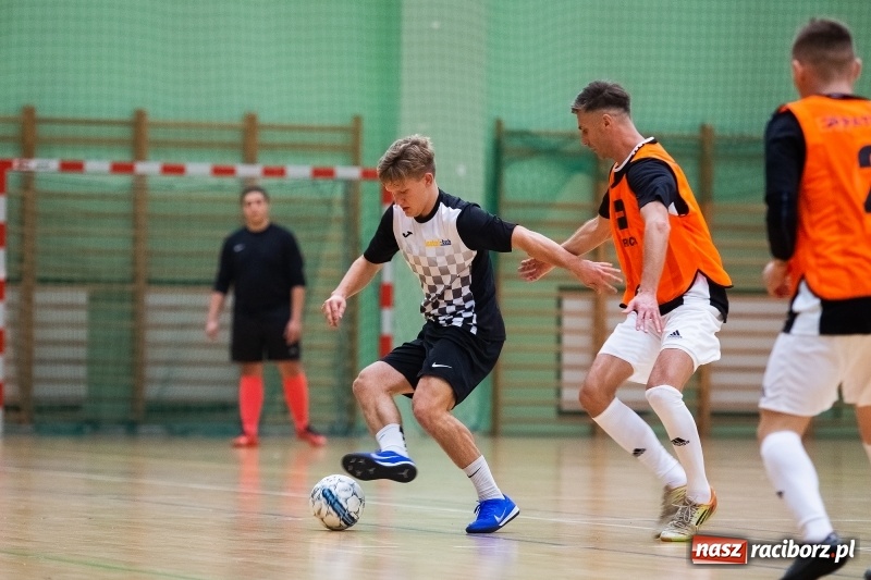 Zdjęcie w galerii na portalu naszraciborz.pl: Piątkowy wieczór z Halową Ligą Piłki Nożnej wiadomości z regionu
