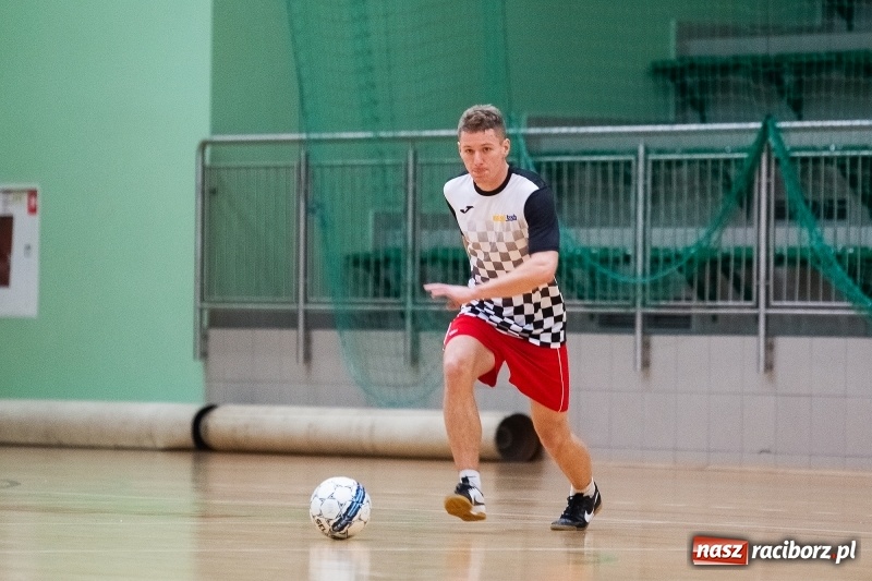 Zdjęcie w galerii na portalu naszraciborz.pl: Piątkowy wieczór z Halową Ligą Piłki Nożnej wiadomości z regionu