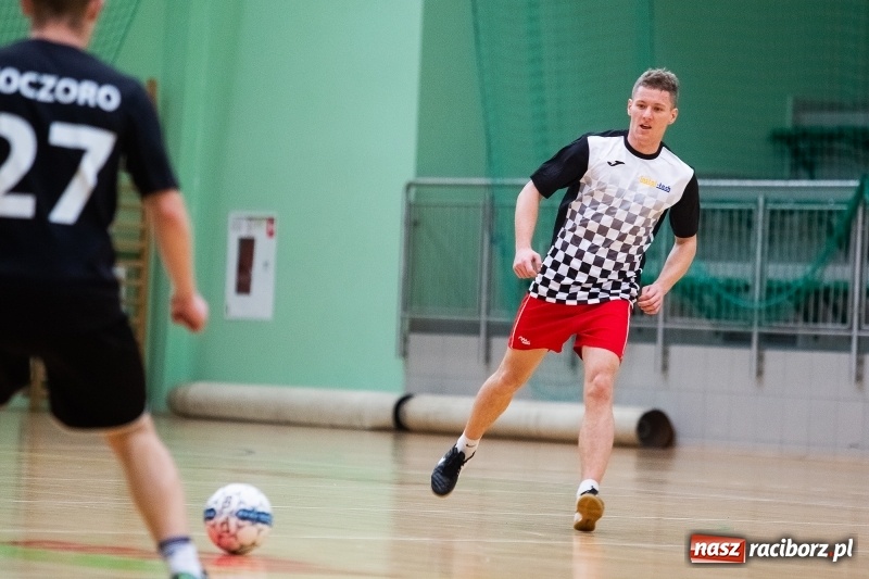 Zdjęcie w galerii na portalu naszraciborz.pl: Piątkowy wieczór z Halową Ligą Piłki Nożnej wiadomości z regionu