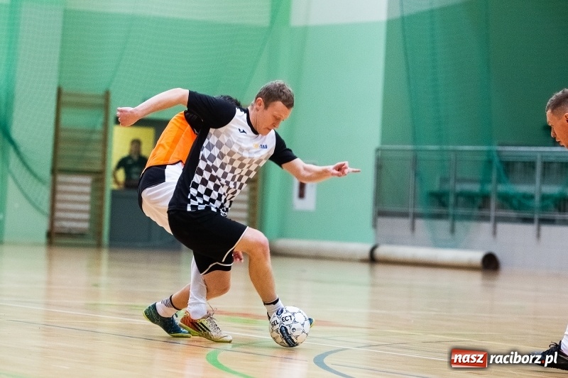 Zdjęcie w galerii na portalu naszraciborz.pl: Piątkowy wieczór z Halową Ligą Piłki Nożnej wiadomości z regionu