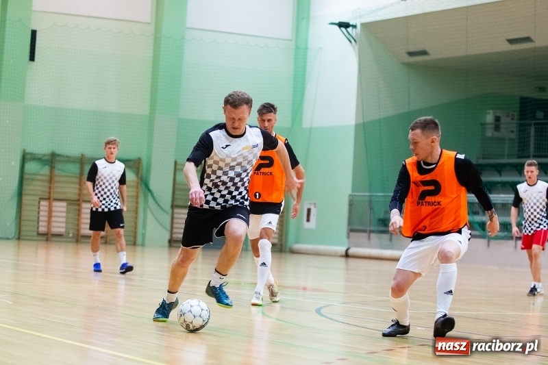 Zdjęcie w galerii na portalu naszraciborz.pl: Piątkowy wieczór z Halową Ligą Piłki Nożnej wiadomości z regionu
