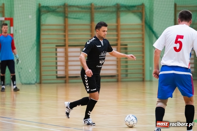Zdjęcie w galerii na portalu naszraciborz.pl: Piątkowy wieczór z Halową Ligą Piłki Nożnej wiadomości z regionu